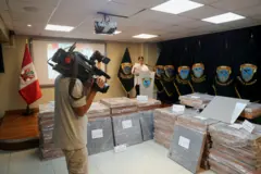 Peru, varış yeri Türkiye olan ve seramik fayansların arasında gizlenmiş 2,3 ton kokaini ele geçirdiklerini açıkladı.