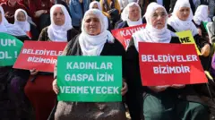 Pankart taşıyan kadınlar