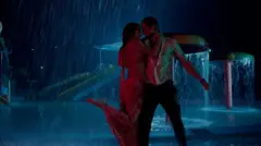 नृत्य गर्दै कलाकारहरू