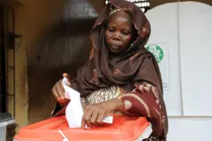 Wata mata na jefa kuri'a cikin akwatin zabe a Najeriya