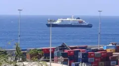 Круизный лайнер MV Hondius в последние дни на рейде порта Прайя на Кабо-Верде