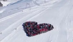 ஸ்விட்சர்லாந்தில் தீ விபத்தில் இறந்த 40 பேருக்கு இதய வடிவில் அஞ்சலி