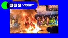 огонь и люди в масках на улице в Тегеране