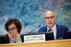 Volker Türk, alto comisionado de la ONU para los derechos humanos, sentado dando un discurso.