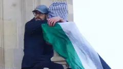 صورة الشاب مع علم فلسطين