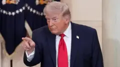 இரான் அணு ஆயுதங்களைத் தயாரிப்பதற்கு மிக நெருக்கமான நிலைக்கு வந்திருந்ததால், அதன் மீது தாக்குதல் நடத்துவது மிகவும் அவசியமானது என்று டிரம்ப் கூறினார்.
