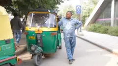 अनुमान के मुताबिक़, राजधानी दिल्ली में क़रीब एक लाख ऑटो हैं और डेढ़ लाख ऑटो ड्राइवर हैं.