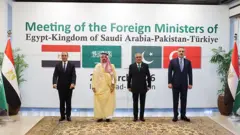 Dışişleri Bakanı Hakan Fidan, İslamabad'da Pakistan, Mısır ve Suudi Arabistanlı mevkidaşlarıyla Ortadoğu'daki son gelişmelerin ele alındığı görüşmelerde. Liderler kendi ülkelerinin bayrakları önünde yan yana ayakta duruyor. 29 Mart 2026