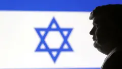 يُظهر الرسم التوضيحي نموذجاً مصغراً مطبوعاً ثلاثي الأبعاد للرئيس الأمريكي المنتخب دونالد ترامب وإسرائيل