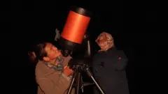 लेह से लगभग 253 किलोमीटर दूर बसे एक गांव में एस्ट्रो-टूरिज़्म तेज़ी से उभरा है जहां ये युवतियां एस्ट्रो एम्बेसडर हैं