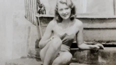 تا سال ۱۹۳۴، ماری آن مک‌لئود به یک نیویورکی جذاب تبدیل شده بود. این عکس روی پله‌های استخری در لانگ آیلند گرفته شده است