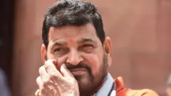 बृज भूषण शरण सिंह पर कई महिला पहलवानों ने यौन उत्पीड़न का आरोप लगाया था
