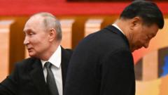 Le président chinois Xi Jinping (R) et le président russe Vladimir Poutine assistent à la cérémonie d'ouverture du troisième Forum de la ceinture et de la route pour la coopération internationale au Grand Hall du peuple à Pékin, le 18 octobre 2023.