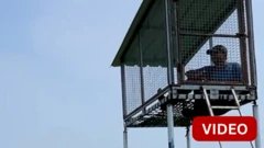 சிங்கத்துக்கு பயந்து கூண்டுக்குள் விவசாயிகள்