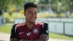 Jesse Lingard de braços cruzados, usando uma camisa de treino do Corinthians