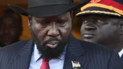 Perezida wa Sudan y'Epfo Salva Kiir, inyuma ye hari umusirikare