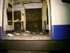 Restos y escombros de un tren en la estación de Edgware Road.