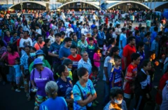 Người dân sơ tán xếp hàng chờ nhận thực phẩm tại một nơi trú ẩn tạm thời trong bối cảnh giao tranh giữa Thái Lan và Campuchia dọc khu vực biên giới tranh chấp, tại tỉnh Buriram, Thái Lan (ảnh chụp ngày 16/12/2025)