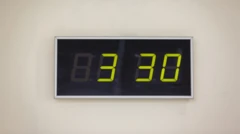 Une horloge électronique.