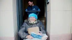 हिँडडुल गर्न नसक्ने मानिसलाई सिँढी चढ्न र झर्न सहयोग गर्ने ह्वीलचेअर