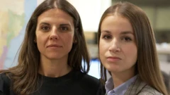 لیدیا (چپ) و کریستینا از قربانیان قاچاق جنسی که نجات داده‌اند مراقبت همه‌ جانبه به عمل می‌آورند 