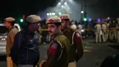 রাতের বেলায় রাস্তায় দাঁড়িয়ে আছেন পুলিশ সদস্যরা