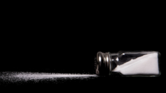 Un régime pauvre en sel est-il aussi mauvais pour la santé qu'une consommation excessive de sel ?