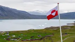 Bandeira da Groenlândia tremula sobre assentamento de Igaliku