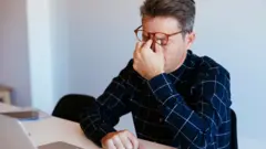 Homem com fadiga visual