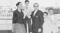 Jonas Salk junto a su esposa y sus tres hijos
