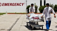 انتقال یکی از مجروحان توسط کارمندان شفاخانه ایمرجنسی 