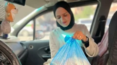 جوانی به نامزدش در غزه «یک بسته نان» هدیه می‌دهد