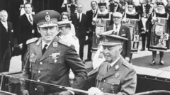 Stroessner (i) y Franco (d) sonrientes en un auto descapotable en una visita del primero a Madrid en 1973.
