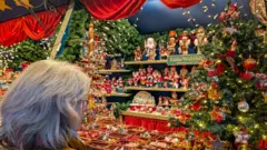 يستمتع السكان المحليون والسياح بأمسية في المدينة القديمة المضاءة بأجواء احتفالية وفي سوق عيد الميلاد في روتنبورغ أوب دير تاوبر، أنسباخ، فرانكونيا الوسطى، بافاريا، ألمانيا، في 7 ديسمبر/كانون الأول 2025. 