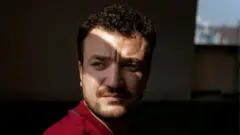 محمود خلیل که رهبر مذاکرات دانشجویان معترض در دانشگاه کلمبیا در سال گذشته بود، از پناهجویان فلسطینی و بزرگ‌شده در سوریه است.