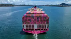 Vista aérea del buque portacontenedores One Contribution, navegando bajo bandera de Tokio, mientras ingresa al Canal de Panamá en la Ciudad de Panamá el 21 de abril de 2026.