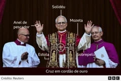 Imagem anotada indica peças usadas pelo papa Leão 14 em sua primeira apresentação ao público