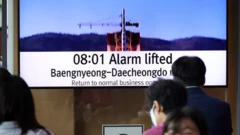 সোলে কর্মকর্তারা রকেট উৎক্ষেপণের খবর দেখছেন