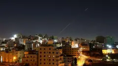 İran'ın fırlattığı füzeler İsrail semalarında görülüyor.