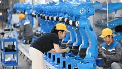 Çin'in Sichuan Eyaleti'ndeki Chengdu kentinde bulunan Chengdu CRP Robot Technology Co., Ltd.'de çalışanlar, 8 Nisan 2026 tarihinde endüstriyel robotların montajını yapıyor.