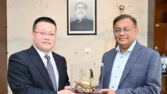 रविवार को विदेश मंत्री हसन महमूद के साथ चीन के राजदूत याओ वेन ने मुलाक़ात की.