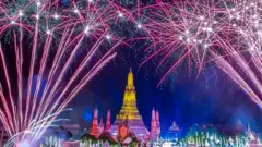 Huko Bangkok, Thailand, fataki zinalipuka kwenye hekalu la Wat Arun Buddhist