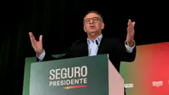 Seguro em um púlpito onde se lê: Seguro Presidente.