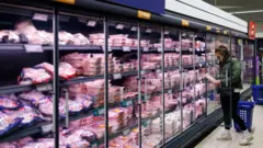 Žena kupuje meso u supermarketu