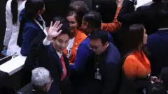 นายพิธา โบกมือลา