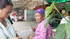 राष्ट्रिय परिचयपत्र बनाउन गएकी एक वृद्धा