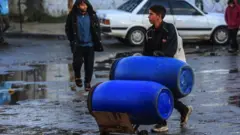 Ndị Palestine kwụ eche mmiri si n’aka ndị UN maka na-ụmị mmịrị ha gbariri na agha Izrel busoro Rafah dị na Gaza na 29 Janụwarị 2024