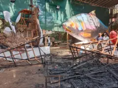 'ফ্যাসিবাদের মুখাকৃতি' মোটিফ আগুনে পুড়ে ছাই 