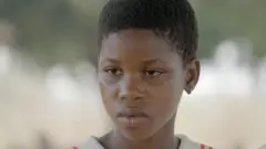 Fatima, 11, yakuwe iwabo mu rugo hagati mu ijoro