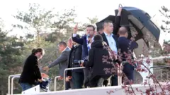 İmamoğlu yağan cisimlerden şemsiye ile korunmaya çalışıldı